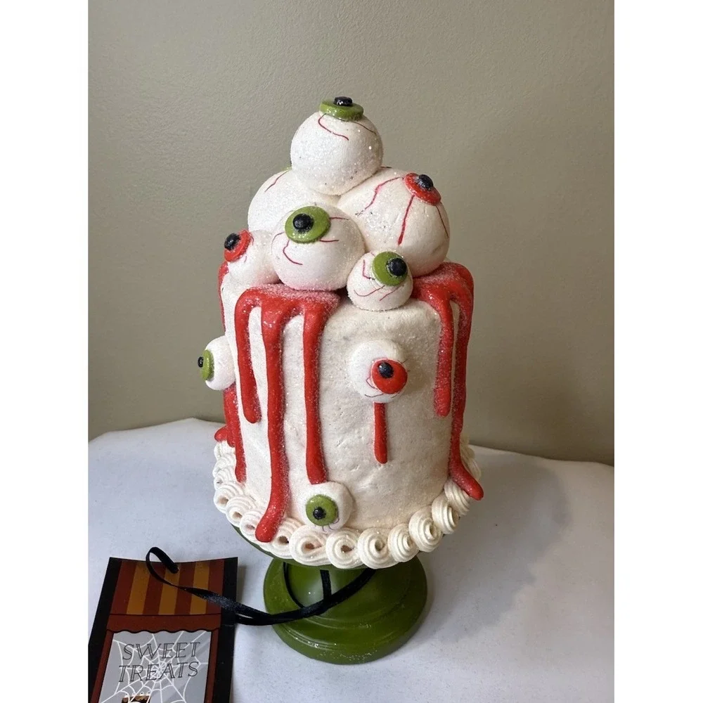 Summerween Halloween mini‎ eyeballs cake
